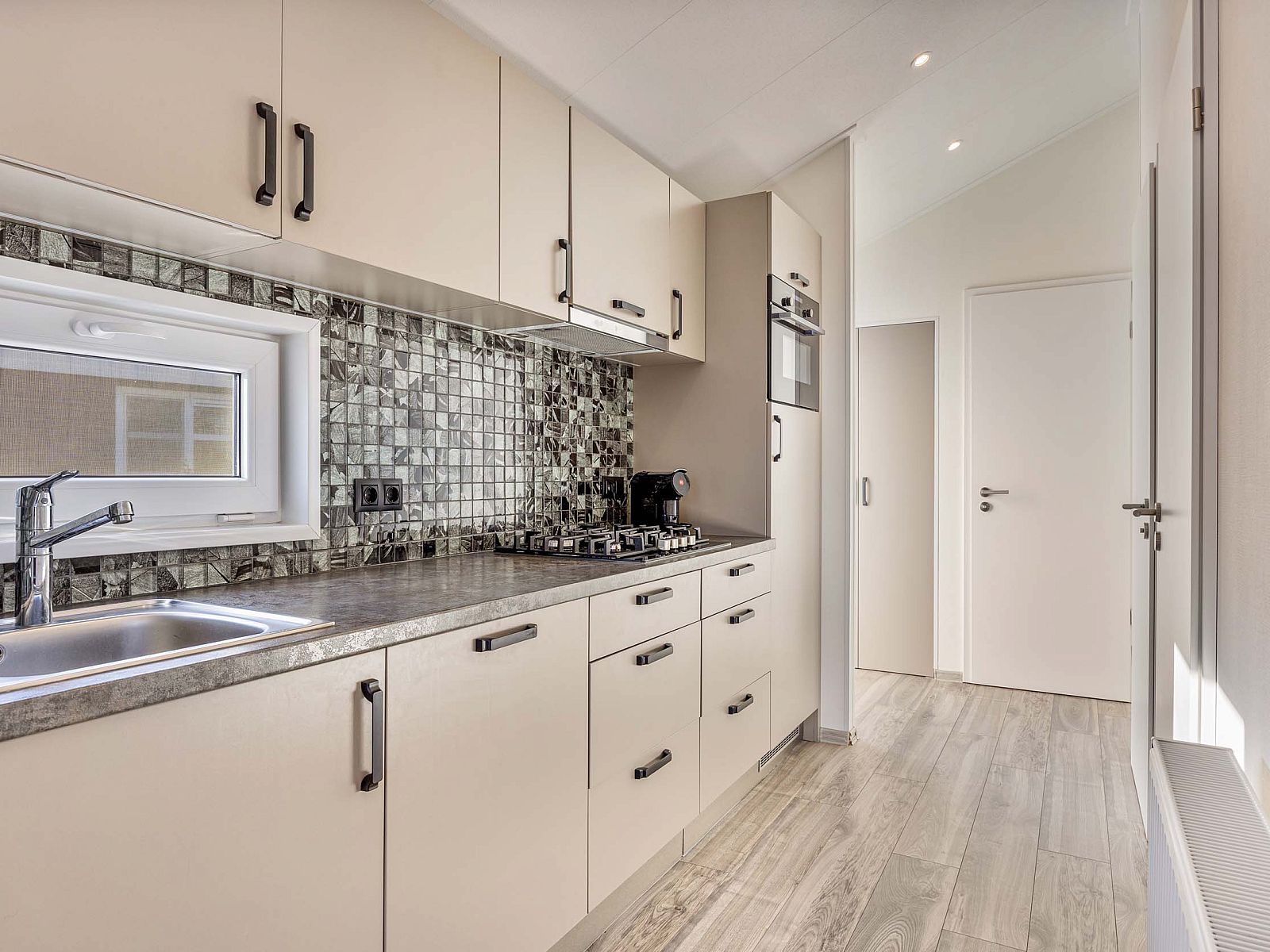 Complete kitchen in Lindenhoeve 2.0 vacation home, Lichtenvoorde, with modern appliances in Achterhoek, Gelderland.