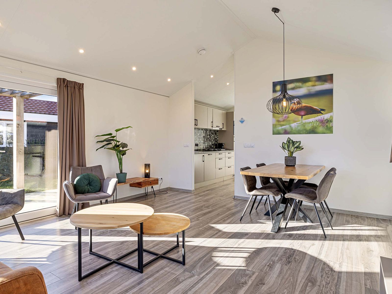 Cozy dining area in Lindenhoeve 2.0 vacation home, Lichtenvoorde, with modern decor in the Achterhoek.