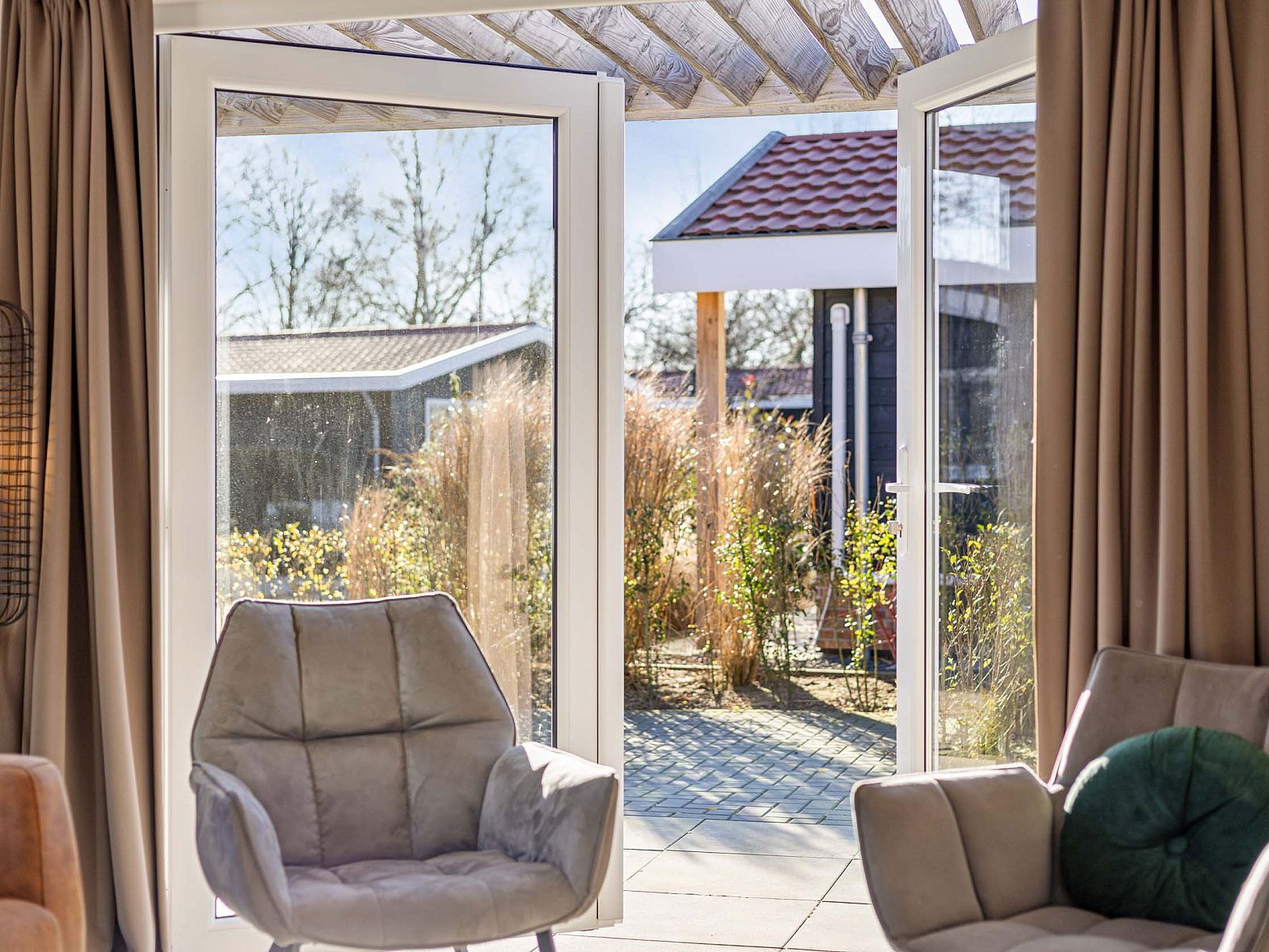 View from living room to terrace in Lindenhoeve 2.0 vacation home, Lichtenvoorde, surrounded by nature in the Achterhoek.