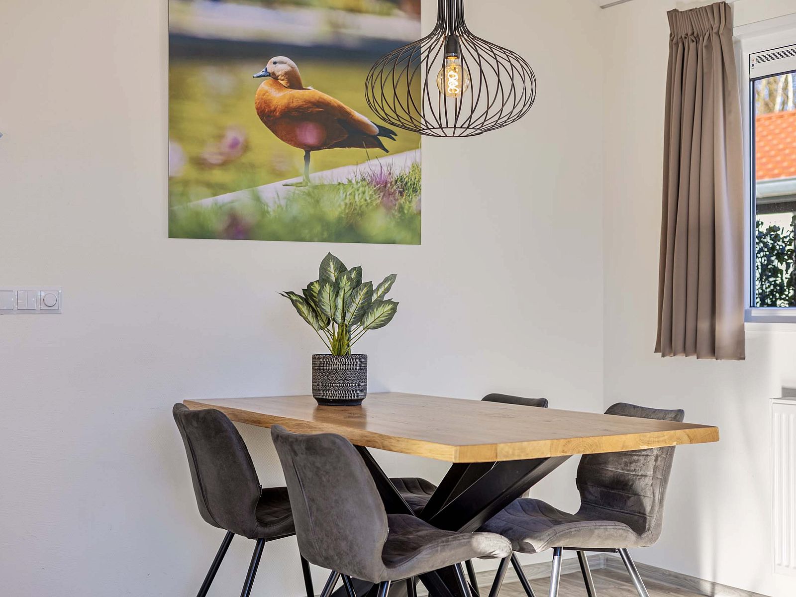 Modern dining room in Lindenhoeve 2.0 vacation home, Lichtenvoorde, with stylish interior in the Achterhoek.
