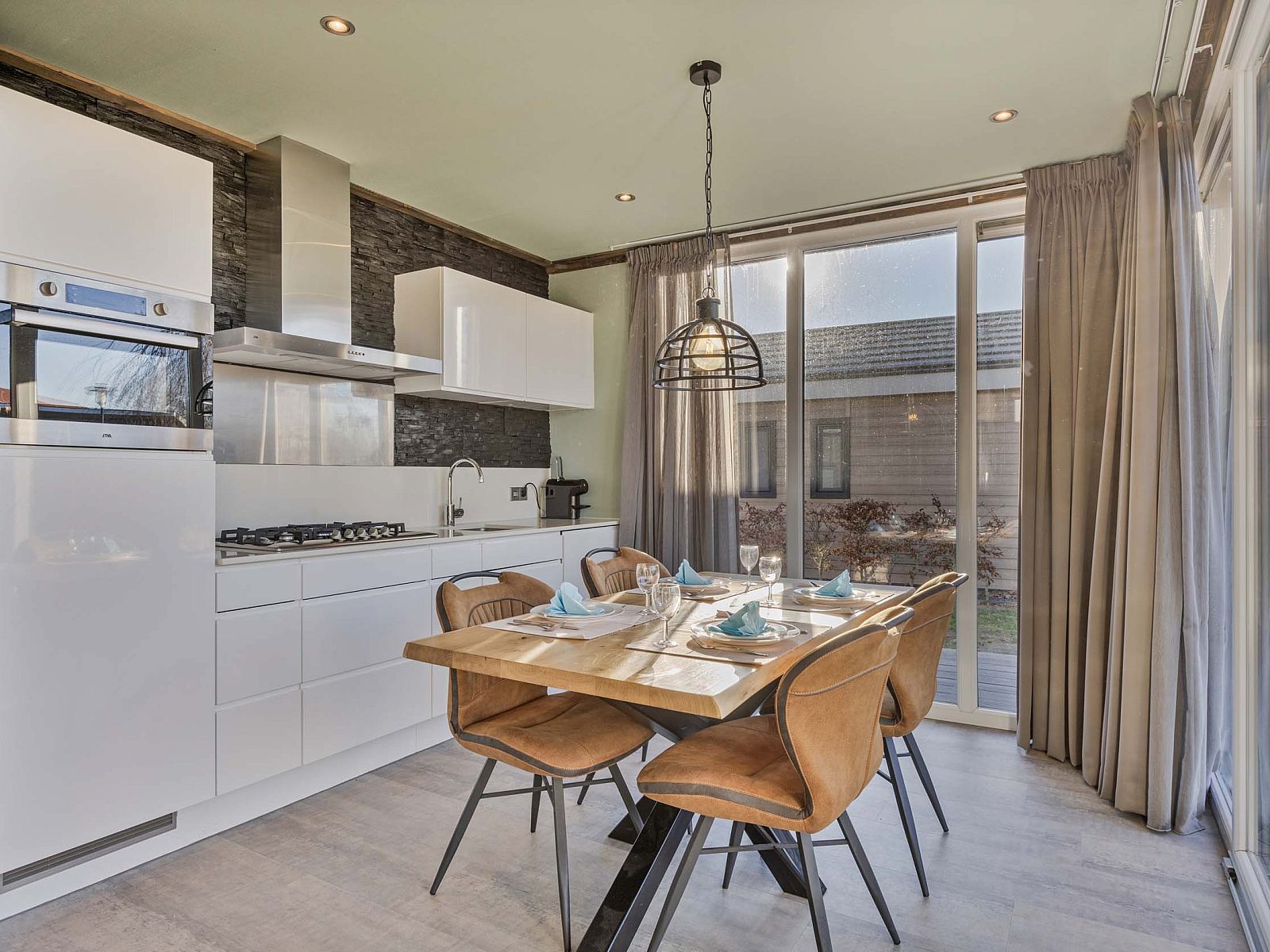 Moderne keuken in Module Z, Lichtenvoorde, met eethoek en grote ramen.