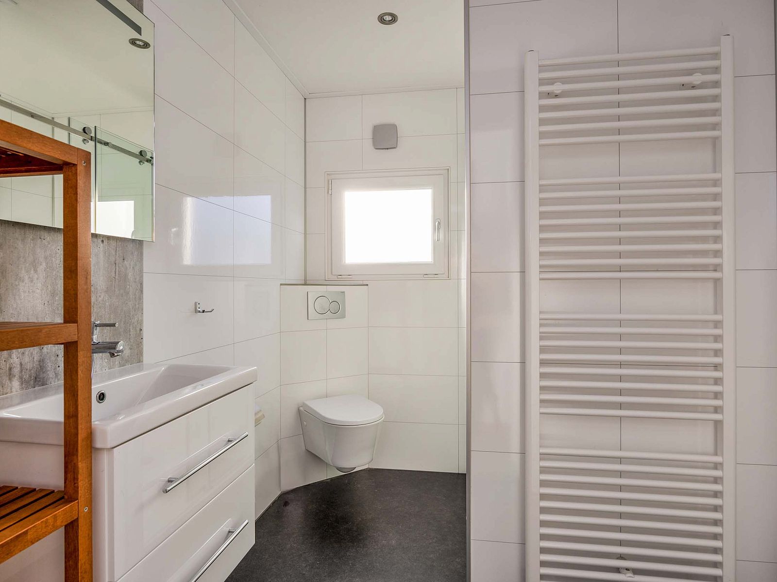 Stijlvolle badkamer in Module Z, Lichtenvoorde, met witte tegels en moderne voorzieningen.