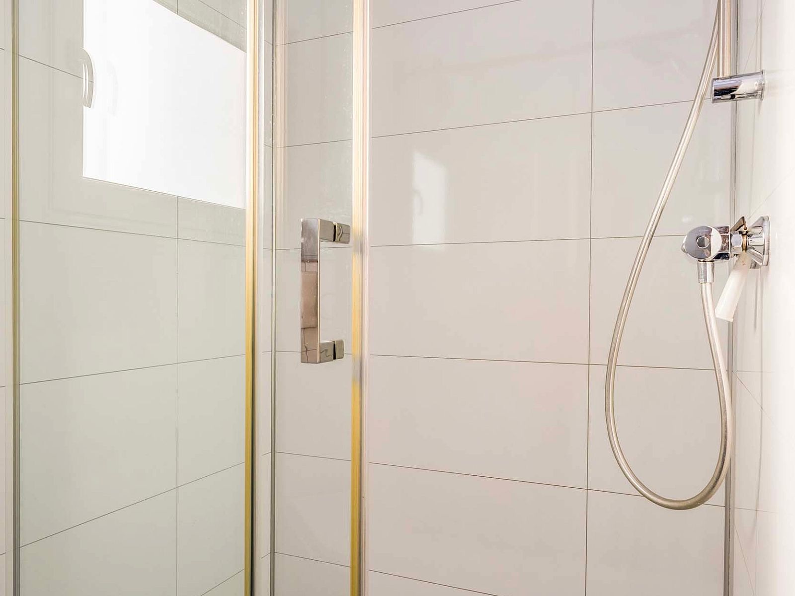 Douche in Module Z, vakantieaccommodatie in Lichtenvoorde, met glazen deur.