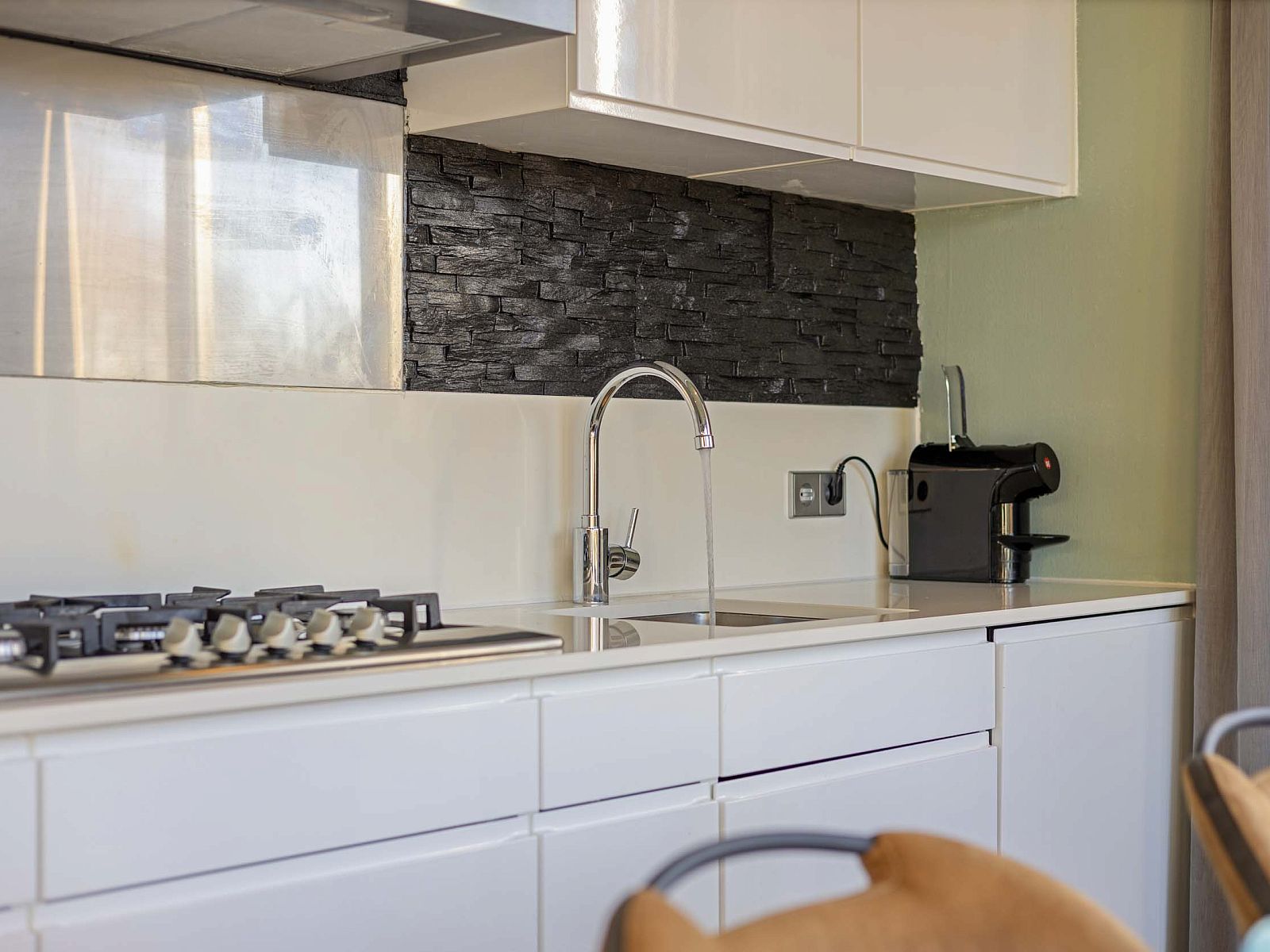 Keuken van Module Z in Lichtenvoorde, met moderne apparatuur en designafwerking.