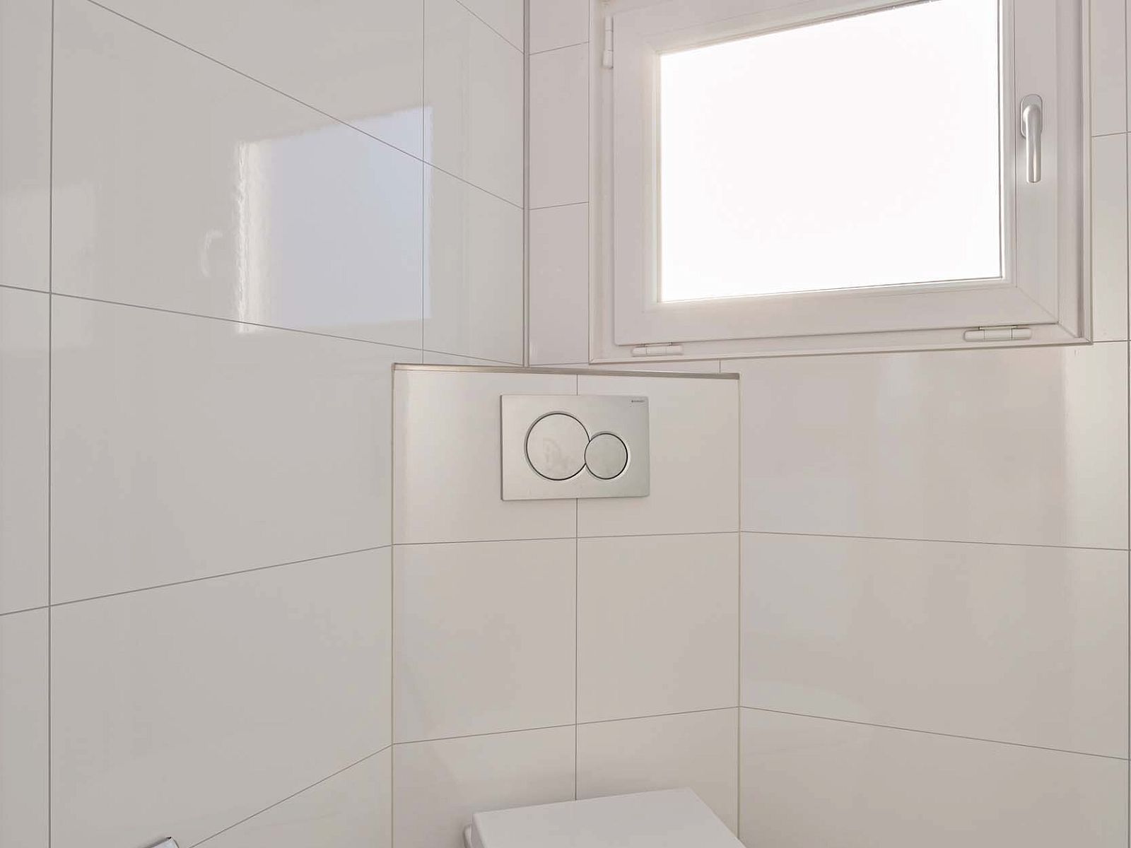 Toilet in Module Z, Lichtenvoorde, met strak design en natuurlijk licht.