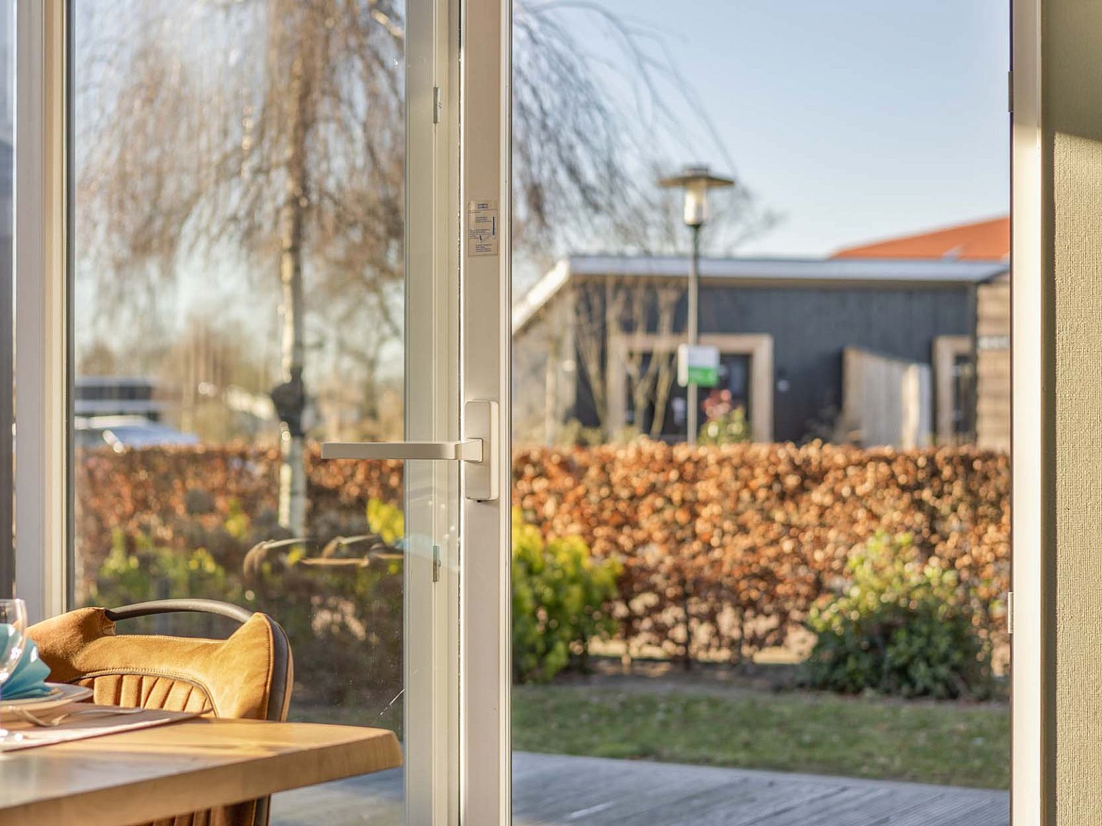 Open deur in Module Z, vakantiehuis in Lichtenvoorde, met zicht op terras.