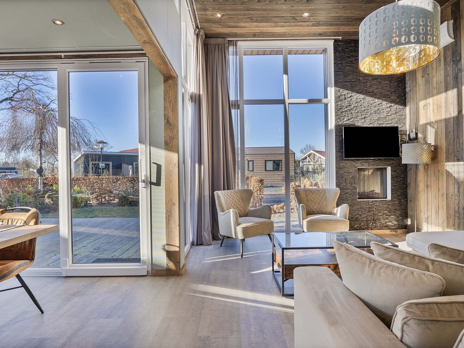 Woonkamer van Module Z in Lichtenvoorde, met grote ramen en veel lichtinval.