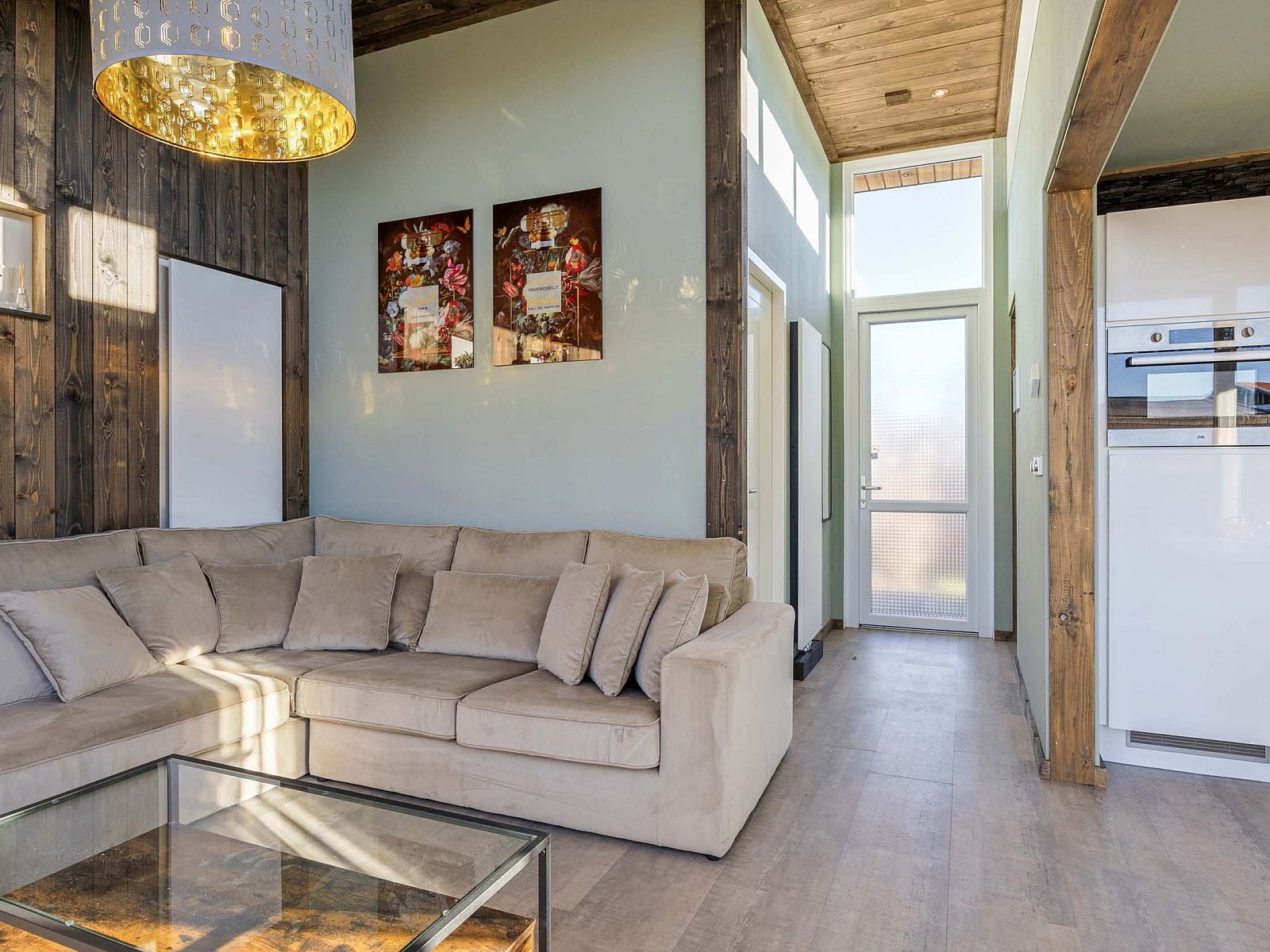 Ruime woonkamer in Module Z, Lichtenvoorde, met comfortabele bank en decoratie.