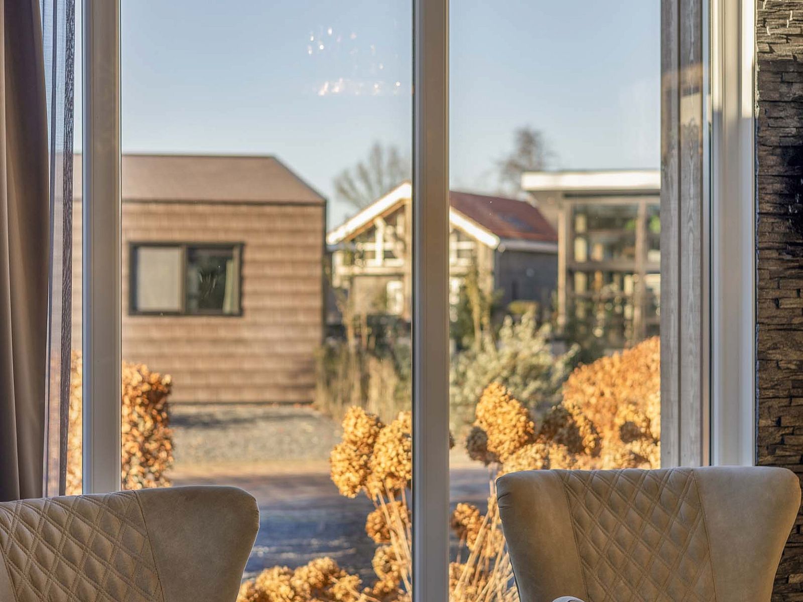 Zithoek in Module Z, Lichtenvoorde, met uitzicht op de tuin en veel licht.