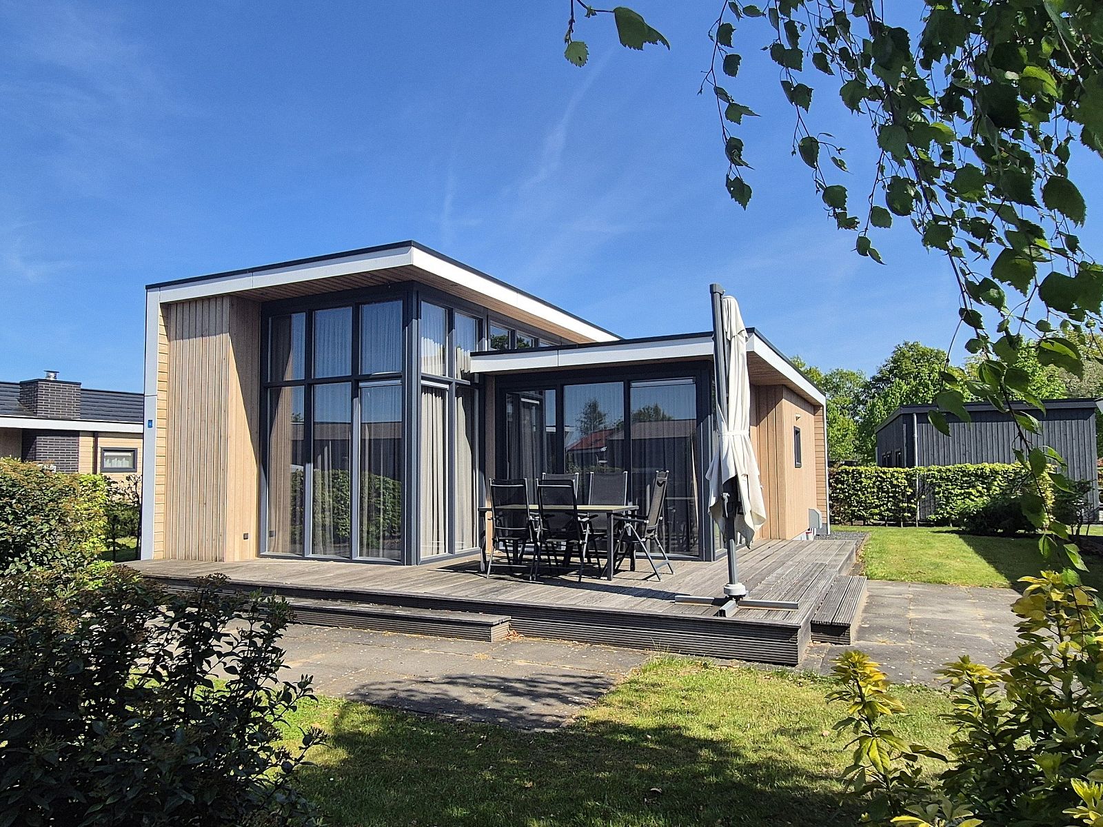 Terras van Module Z in Lichtenvoorde, Gelderland, met groene omgeving en zitgelegenheid.