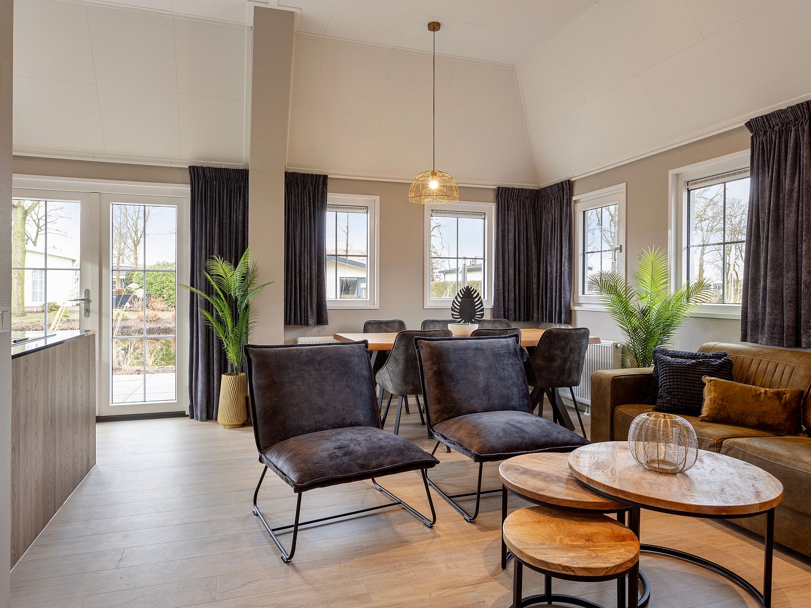 Stijlvolle woonkamer van Module Notario Deluxe in Lichtenvoorde, vakantiehuis in de Achterhoek met comfortabele zitruimte.