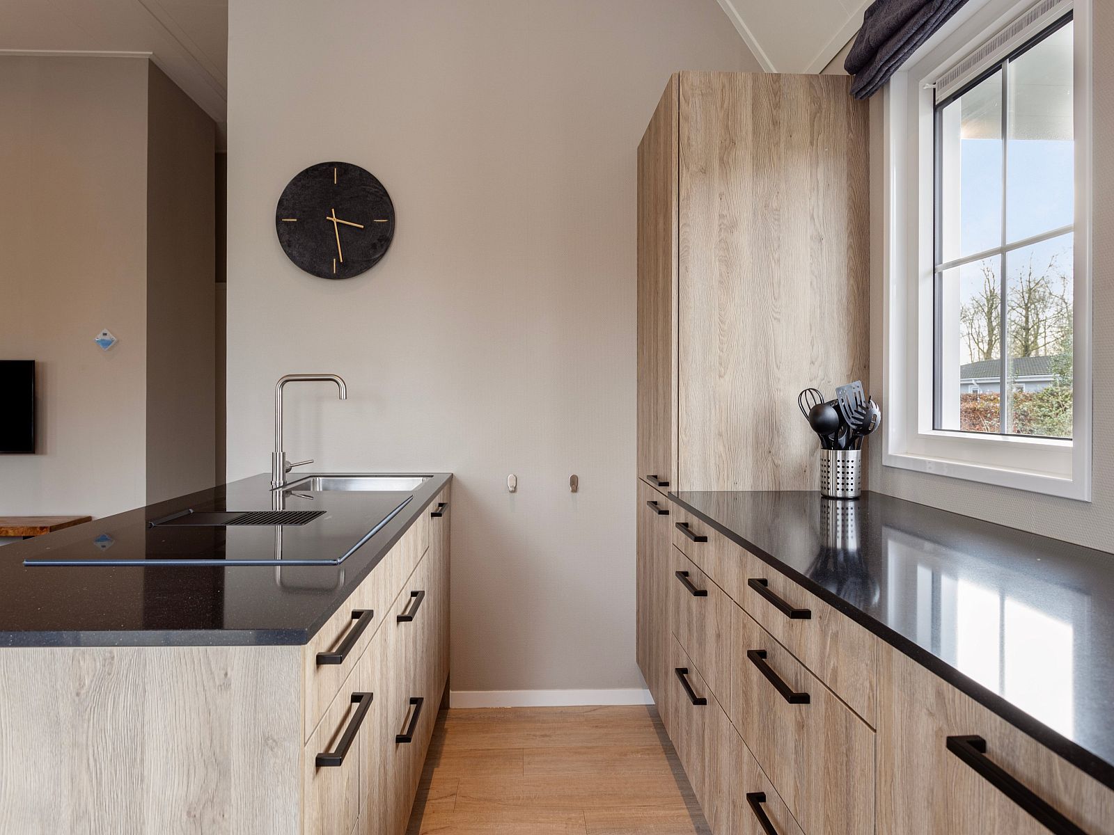 Stijlvolle badkamer van Module Notario Deluxe in Lichtenvoorde, Achterhoek, vakantiehuis met modern sanitair en natuurlijk licht.