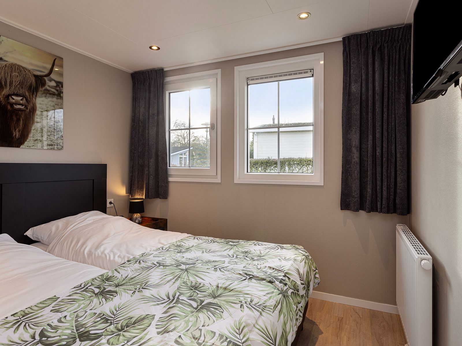 Tweede slaapkamer van Module Notario Deluxe in Lichtenvoorde, Achterhoek, vakantiehuis met stijlvol beddengoed en decor.