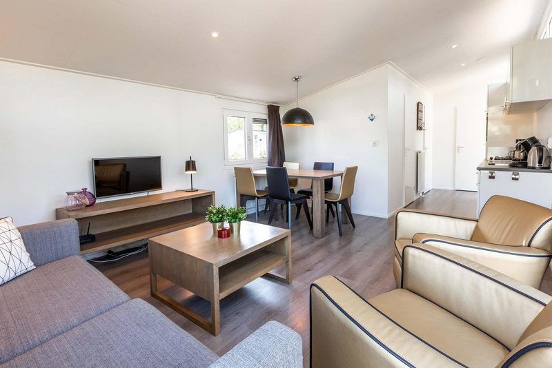 Geraeumiges Wohnzimmer der Ferienwohnung Rialto 5 Personen, Lichtenvoorde, mit gemuetlicher Sitzecke in Achterhoek, Gelderland.