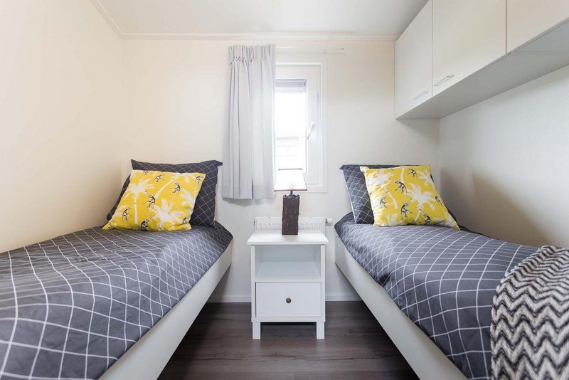 Tweede slaapkamer met twee eenpersoonsbedden in Rialto 6 personen vakantiehuis in Lichtenvoorde, Achterhoek, ideaal voor kinderen.