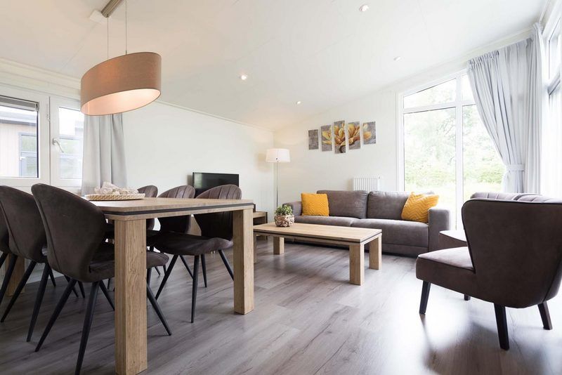 Eet- en zithoek in Rialto 6 personen vakantiehuis Lichtenvoorde, Achterhoek, met ruime tafel en gezellige sfeer.