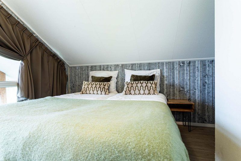 Luxe badkamer in Villa 12 personen Wellness, Lichtenvoorde met inloopdouche en marmeren details.