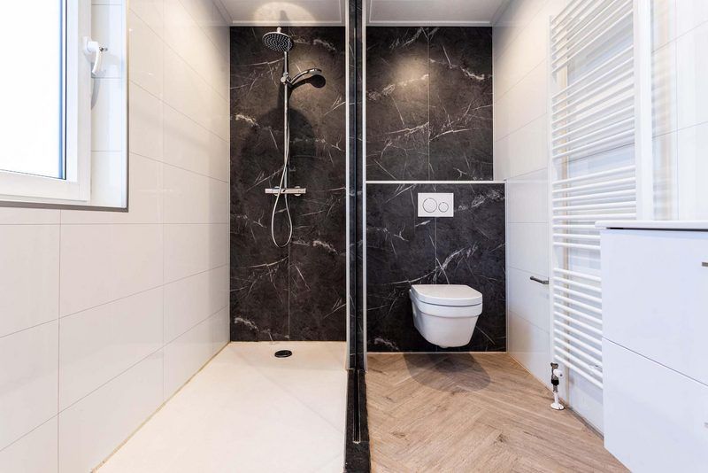 Moderne badkamer met dakraam in Villa 12 personen Wellness, Lichtenvoorde, Gelderland.