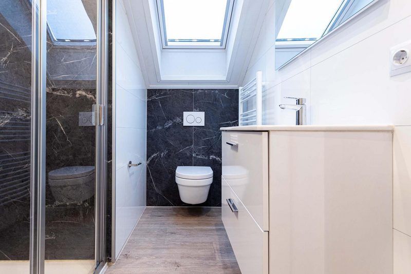 Stijlvolle badkamer in Villa 12 personen Wellness, Lichtenvoorde met ruime douche en moderne afwerking.