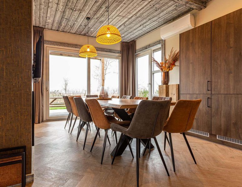 Ruime woonkamer in Villa 12 personen Wellness, Lichtenvoorde met comfortabele zitplaatsen en veel licht.