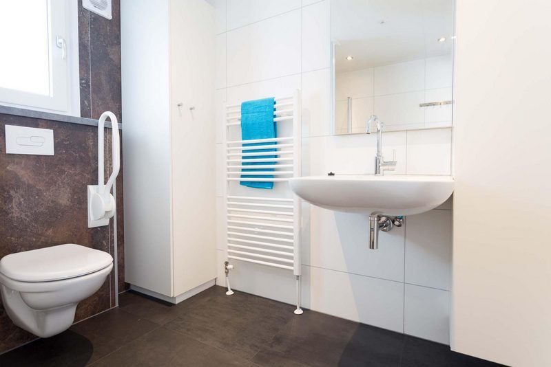 Moderne badkamer met voorzieningen in Wilgenhoeve 5 personen MIVA, Lichtenvoorde. Praktisch vakantiehuis in de Achterhoek, Gelderland.