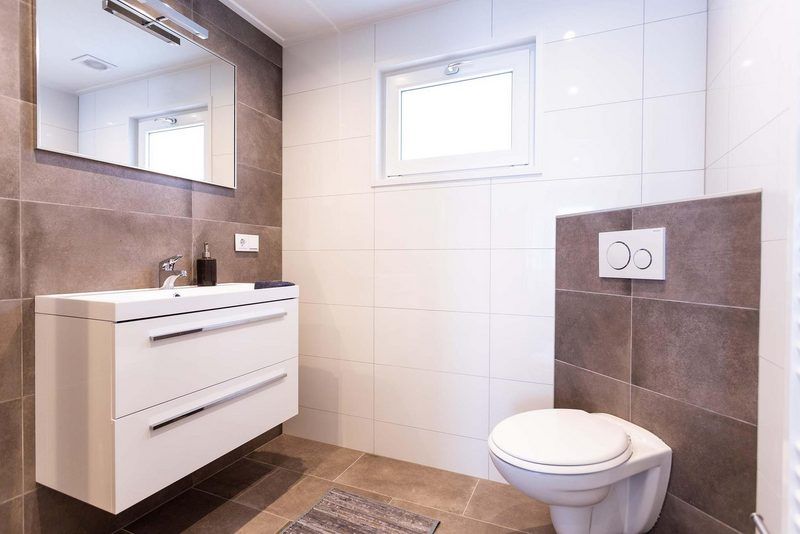 Modernes Badezimmer mit Dusche und Waschbecken in Wilgenhoeve 5 Personen Ferienhaus, Lichtenvoorde, Achterhoek, Gelderland.