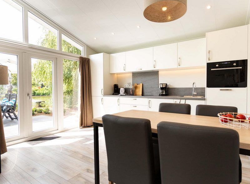 Geraeumige Kueche und Essbereich in Wilgenhoeve 5 Personen Ferienhaus, Lichtenvoorde, mit Blick auf Terrasse, Achterhoek, Gelderland.