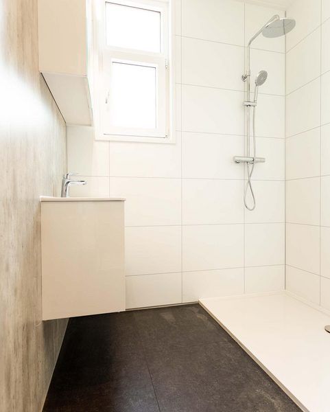 Modern bathroom with shower in Module Special 6 persons vacation home, Lichtenvoorde, Achterhoek.