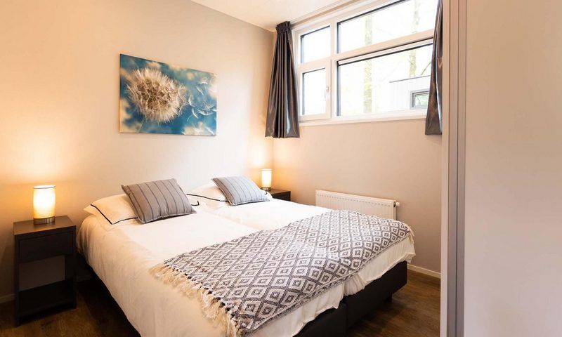 Spacious bedroom with modern furnishings in vacation home Module Special 6 persons Wellness, Lichtenvoorde, Achterhoek.