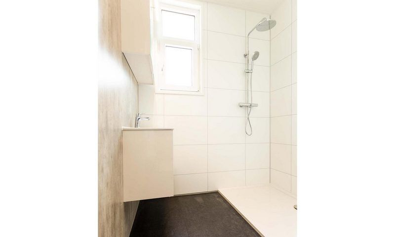 Modern bathroom with walk-in shower in Module Special 6 persons Wellness, Lichtenvoorde, ideal for relaxation.