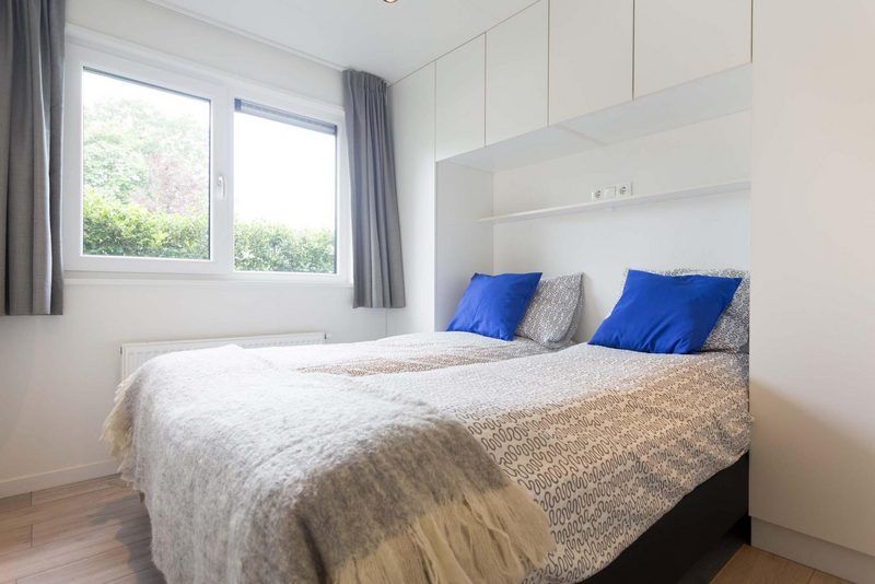 Schlafzimmer in Parel Ferienhaus fuer 4 Personen in Lichtenvoorde, Achterhoek, Gelderland mit zwei bequemen Betten.