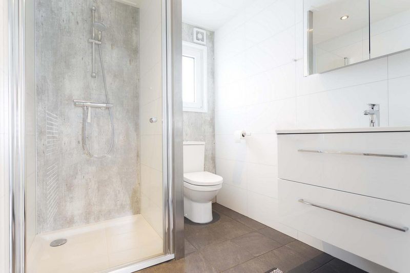 Modernes Badezimmer in Parel Ferienhaus fuer 4 Personen in Lichtenvoorde, Achterhoek, Gelderland mit Dusche und Toilette.