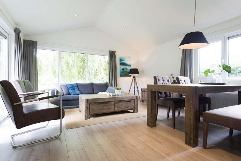 Helles Wohnzimmer im Parel Ferienhaus fuer 4 Personen in Lichtenvoorde, Achterhoek, Gelderland mit Sitzecke und Esstisch.