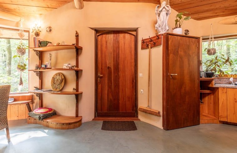 Binnenruimte van Vakantiehuis in Neede, Achterhoek, met houten accenten en warme sfeer.