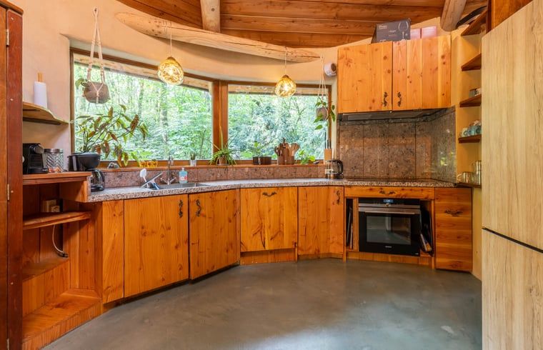 Moderne keuken in Vakantiehuis in Neede, Achterhoek, met uitzicht op de Gelderse bossen.