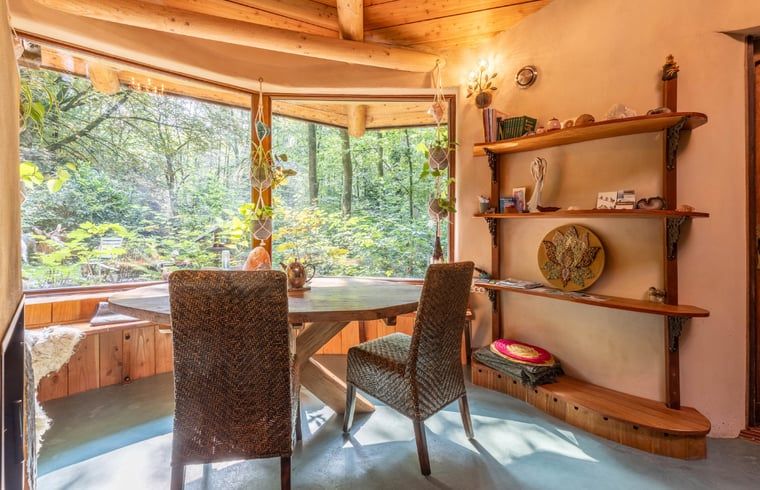 Eethoek in Vakantiehuis in Neede, Achterhoek, met uitzicht op de omliggende natuur van Gelderland.