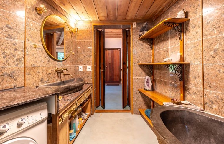 Stijlvolle badkamer in Vakantiehuis in Neede, Achterhoek, met marmeren details en ruime indeling.