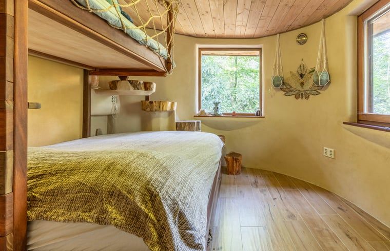 Tweede slaapkamer in Vakantiehuis in Neede, Achterhoek, met rustieke inrichting en uitzicht op de natuur.