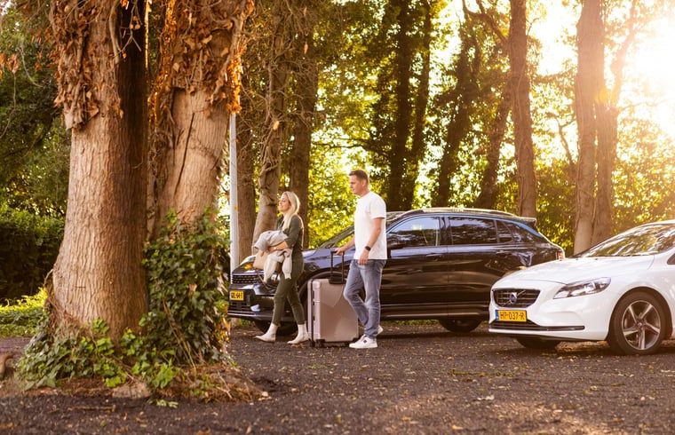 Aankomst bij Vakantiehuisje in Neede, Achterhoek, met parkeeropties in een bosrijke omgeving.