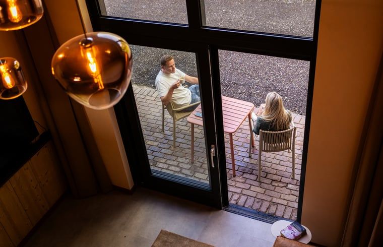 Genieten op het terras van Vakantiehuisje in Neede, Achterhoek, met uitzicht op de natuur.