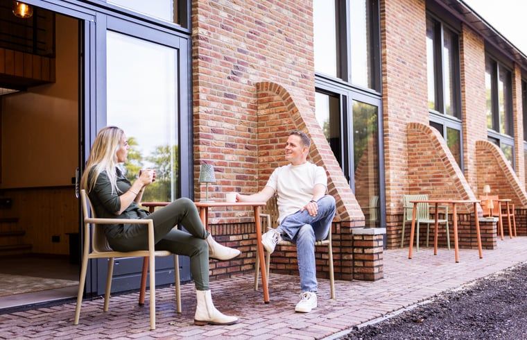 Terrasplezier bij Vakantiehuisje in Neede, Achterhoek, genieten van de zon en frisse lucht.