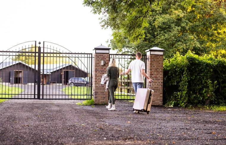 Aankomst bij de poort van Vakantiehuisje in Neede, Achterhoek, met een sfeervolle entree.
