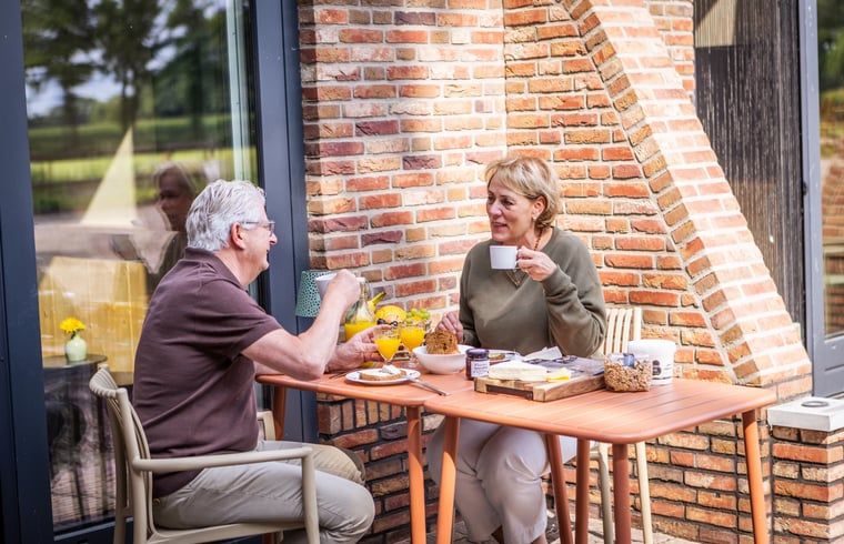 Gezellig samenzijn op het terras van Vakantiehuisje in Neede, Achterhoek, met koffie en lekkernijen.