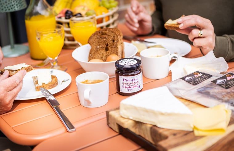 Heerlijk ontbijt op het terras van Vakantiehuisje in Neede, Achterhoek, met lokale producten.