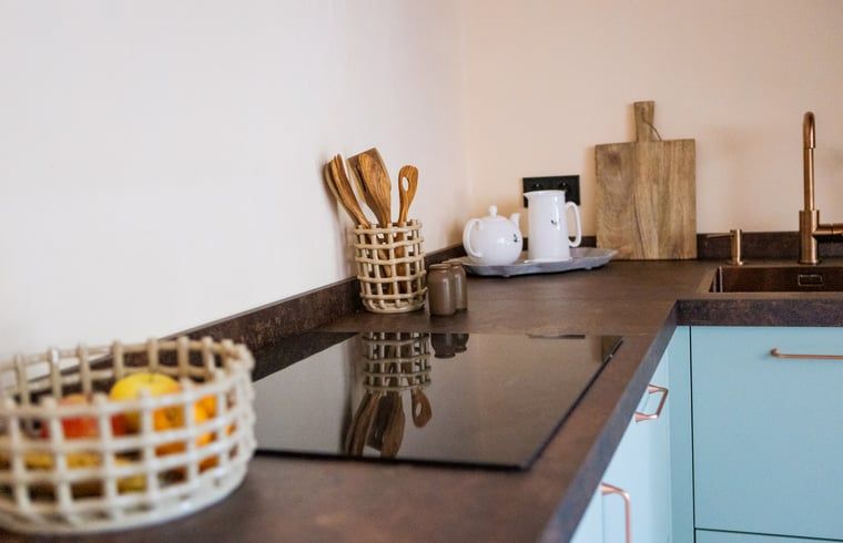 Keukenblad met accessoires in Vakantiehuisje in Neede, Achterhoek, voor een huiselijke sfeer.