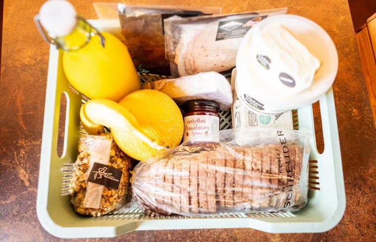 Ontbijtmand in Vakantiehuisje in Neede, Achterhoek, met lokale lekkernijen en verse producten.
