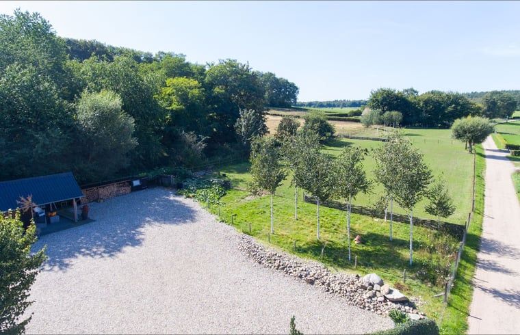 Das Ferienhaus in Zeddam bietet einen herrlichen Blick auf die gruene Umgebung von Achterhoek, Gelderland, mit ueppiger Natur und Ruhe.