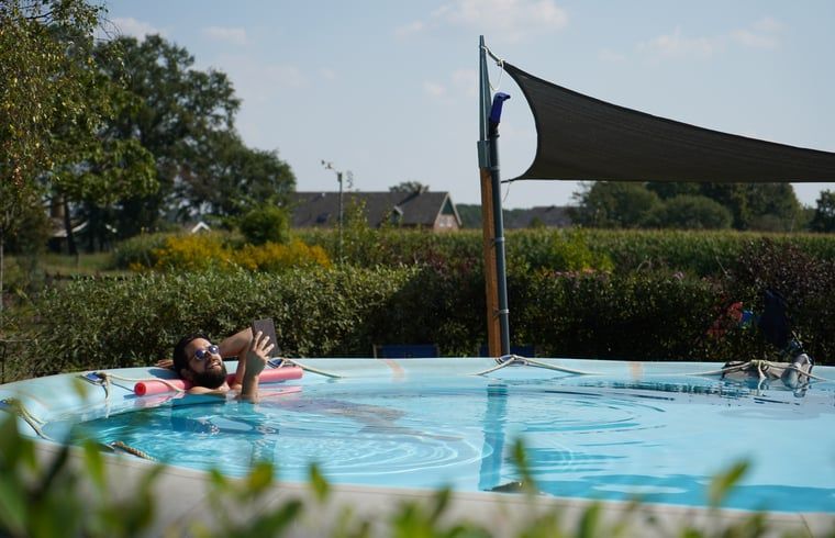 Entspannen Sie sich im Pool des Ferienhauses in Lievelde, Achterhoek, Gelderland. Schoene Aussicht auf die umliegende Natur und Felder.