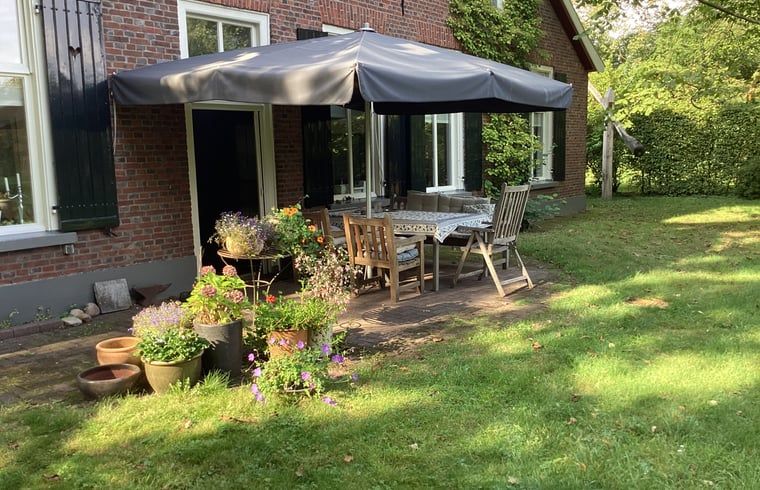Geniessen Sie die Terrasse im Cottage in Winterswijk Brinkheurne, einem charmanten Ferienhaus im gruenen Achterhoek, Gelderland.