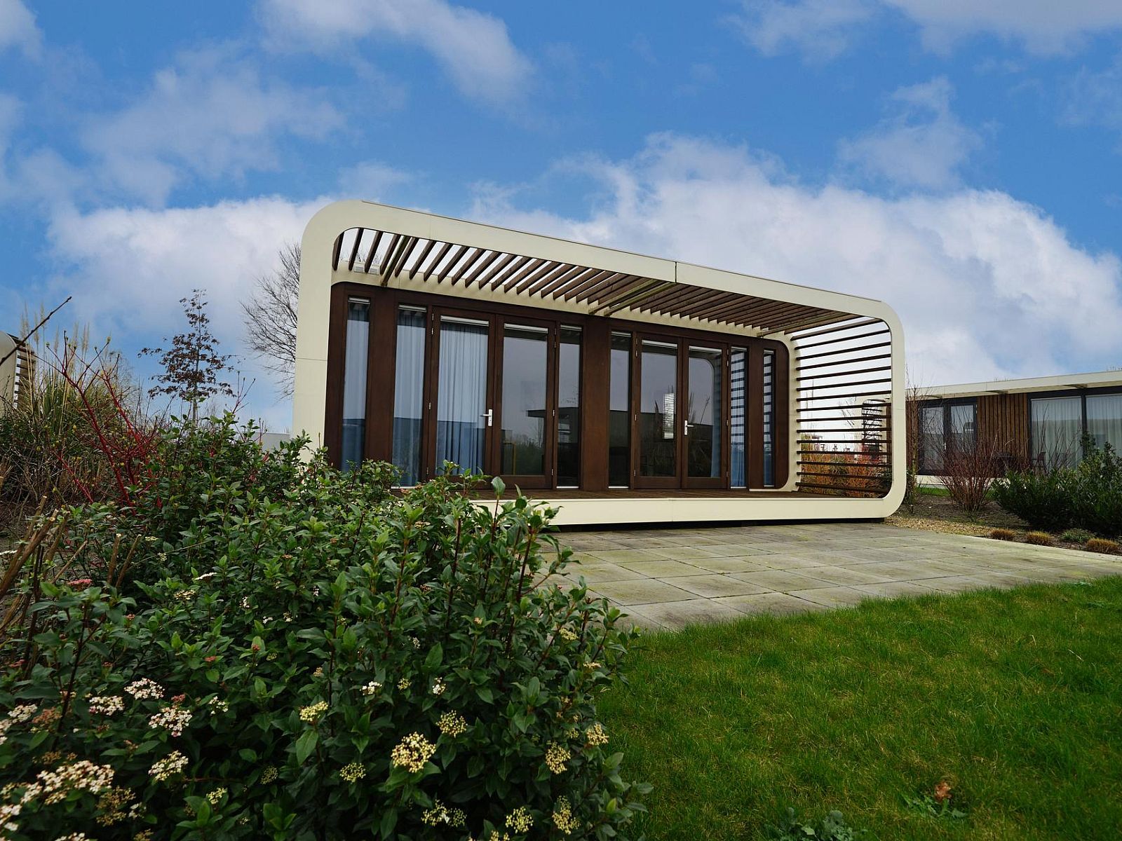 Modus 4 vakantiehuis in Olburgen, Achterhoek, Gelderland met moderne veranda en groene tuin, ideaal voor een ontspannen verblijf in de natuur.